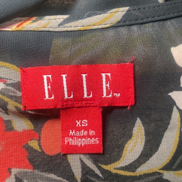 Elle open from black floral blouse with tie - Picture 4 of 6